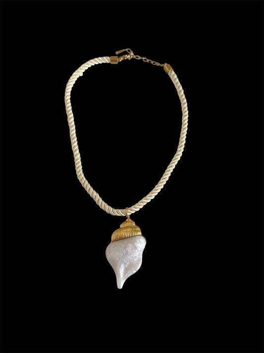 caracol necklace